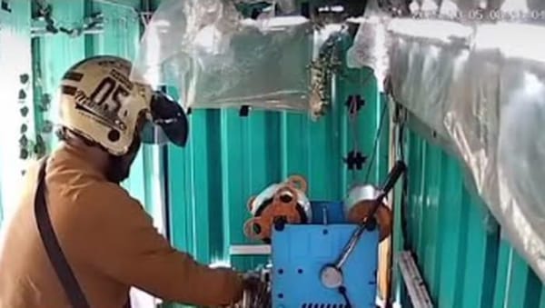 Viral! Pencuri Gasak Lapak Es Teh di Klaten, Aksinya Terekam CCTV