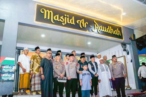 Wakapolda Sumbar Brigjen Pol Solihin Pimpin Gerakan Subuh Berjamaah di Masjid Ar-Raudhah, Tekankan Penguatan Sinergi Masyarakat