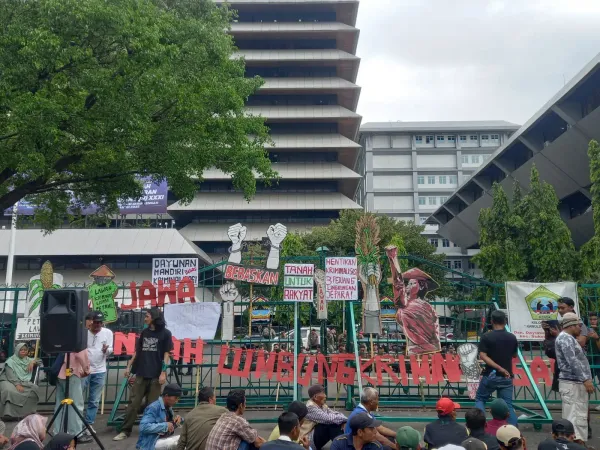 Warga Geruduk Polda Jateng Tuntut Keadilan untuk Sembilan Petani