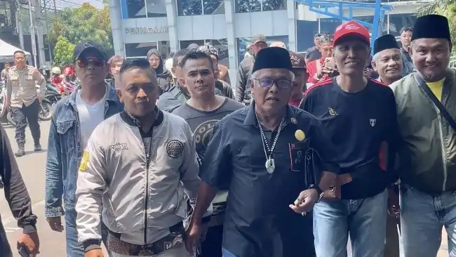 Yai Mim Datangi Polresta Malang Kota, Diperiksa Polisi dengan Dukungan Para Simpatisan