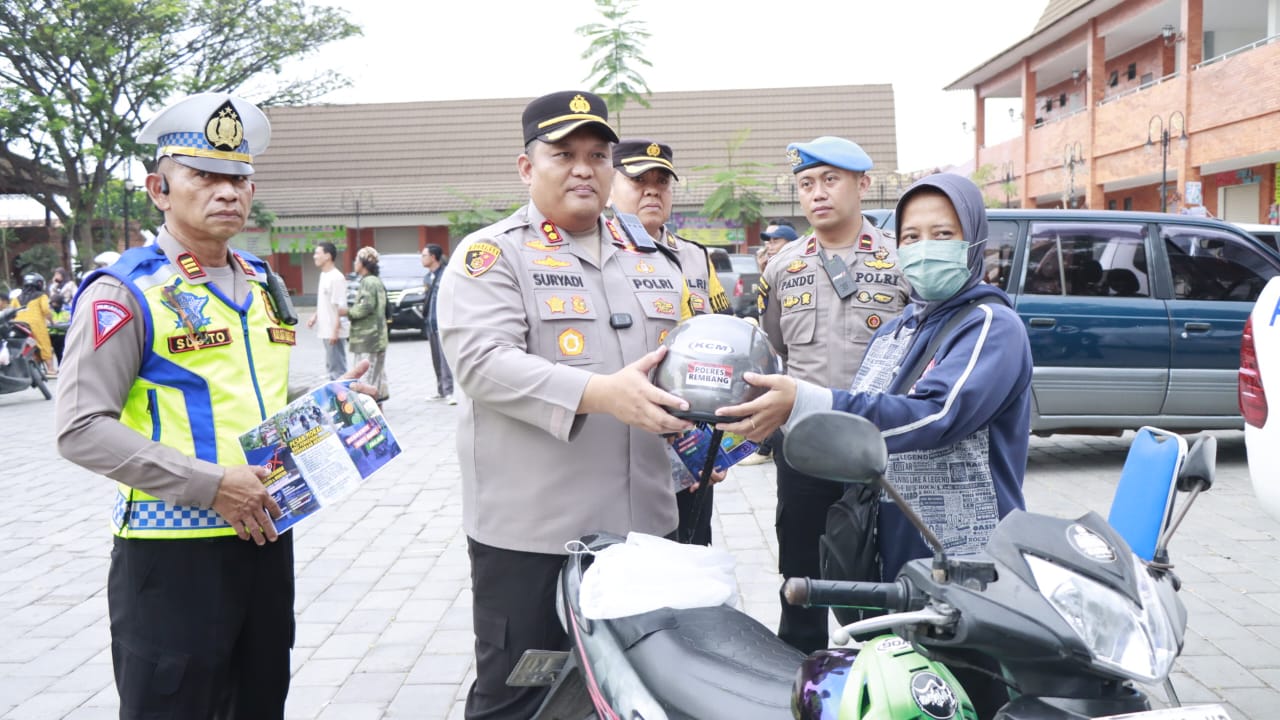 Operasi KRYD, Kapolres Rembang &amp; Kasat Lantas Beri Hadiah Pengendara