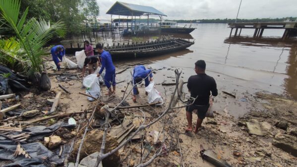 Bersihkan Sungai Bersama Masyarakat, Ditpolairud Polda Kalteng Peduli Lingkungan