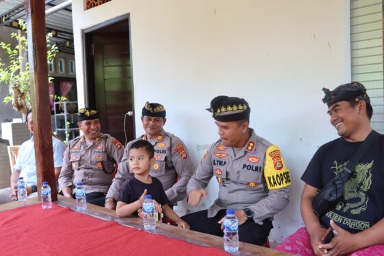 Kapolres Jembrana Sampaikan Belasungkawa ke Keluarga Anggota Polsek Melaya