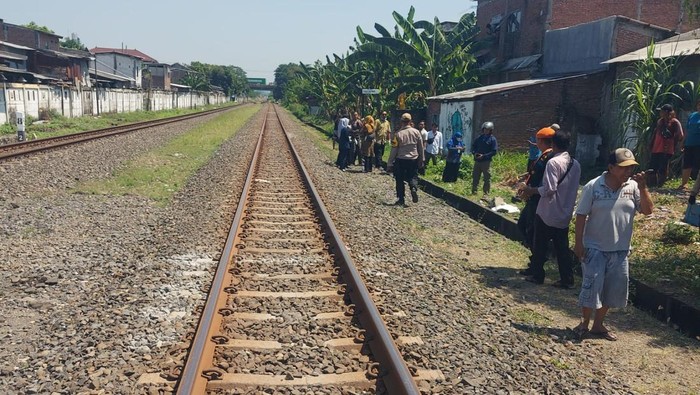 Nekat Terobos Palang, Pemotor Tewas Tertabrak Kereta di Semarang