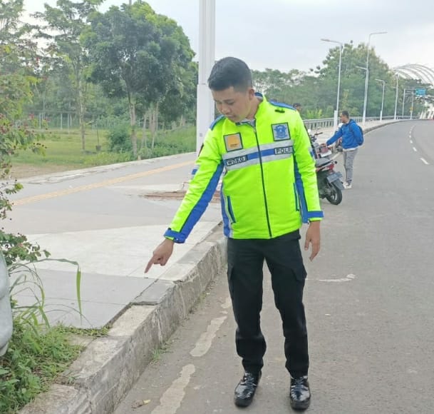 Pemotor Bonceng 3 Tabrak Trotoar di Jalan Bung Karno Purwokerto,