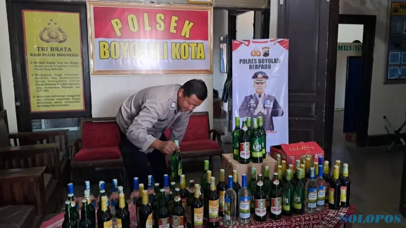 Petugas Temukan 60 Botol Isi Miras Gerebek Toko di Pasar