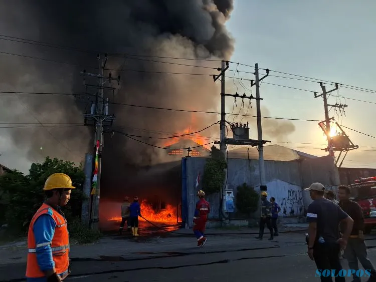 Sebuah Pabrik Daur Ulang Plastik di Tasikmadu Karanganyar Terbakar