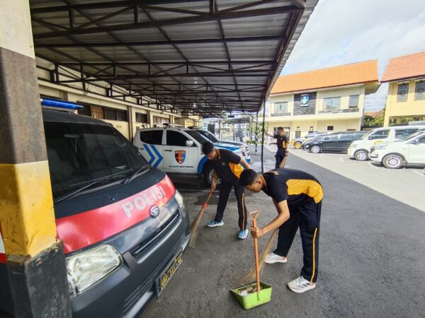 Korve Jumat Bersih, Polresta Banyuwangi Wujudkan Markas Bebas Kotoran