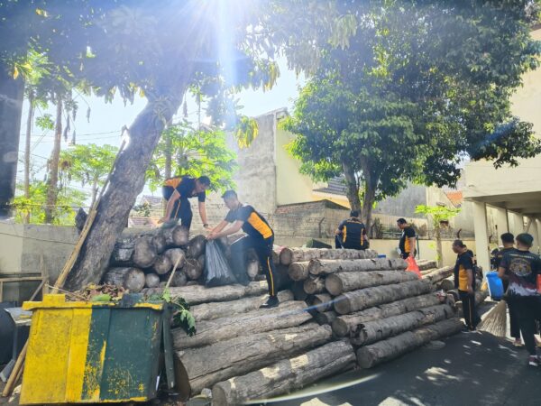 Polresta Banyuwangi Gencarkan Jumat Bersih untuk Ciptakan Markas Bersih