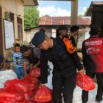 Brimob Kalteng Salurkan Ratusan Sembako untuk Korban Banjir di Mura