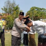 Ajak Santri Berkendara Aman, Polres Batang Bagikan Helm di Hari Santri