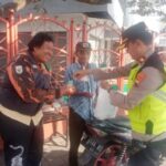 Kapolsek Purwokerto Selatan Berikan Bantuan untuk Warga Kurang Mampu di Momen Jum’at Berkah