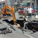 Jalan Raya Muharto Kota Malang Ambles, Warga Dikejutkan Lubang Besar