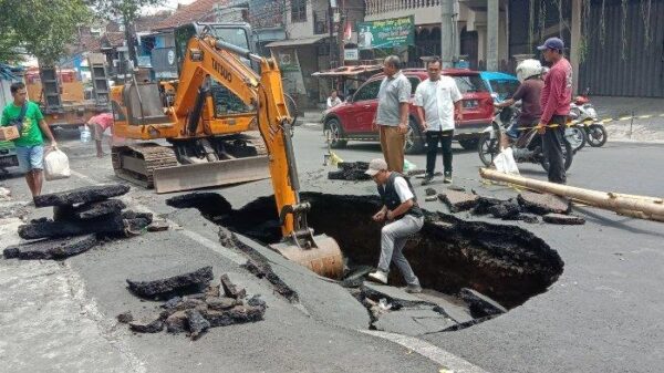 Jalan Raya Muharto Kota Malang Ambles, Warga Dikejutkan Lubang Besar