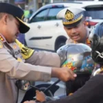 Operasi Zebra Candi 2024: Polres Semarang Berikan Hadiah Bunga dan Cokelat untuk Warga