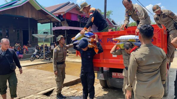 Peduli Banjir Mura, Brimob Kalteng Kirim Bantuan Ratusan Sembako