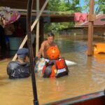 Personel Satbrimob Polda Kalteng Evakuasi Warga Korban Banjir di Murung Raya