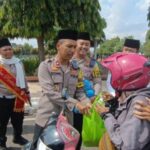 Polisi Berpeci Bagikan Sayur di Alun-alun Purbalingga, Warga Sempat Mengira Razia