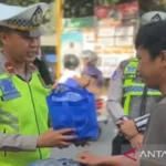 Pengendara Tertib Dapat Berkah: Polres Pekalongan Bagikan Sembako