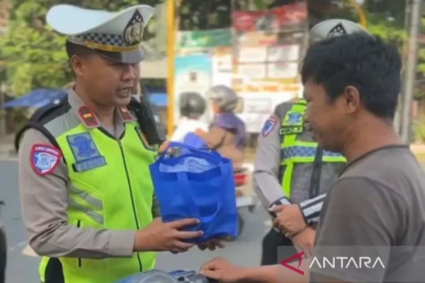 Sembako untuk Pengendara Tertib: Inisiatif Positif Polres Pekalongan