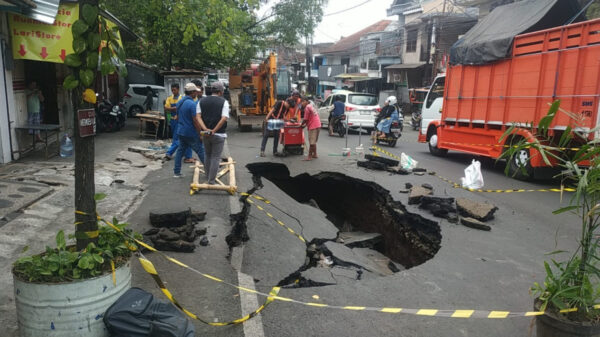 Setelah Hujan Deras, Jalan Aspal di Muharto Malang Ambles Lebar