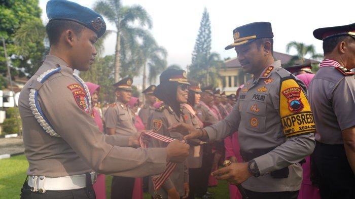 Kapolresta Banyumas Pimpin Prosesi Wisuda Purnawira Polri dan PNS Wredatama