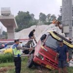 Truk di Exit Tol Bawen Semarang Tabrak Tiang Lampu, Sopir Hindari Kecelakaan Lebih Parah