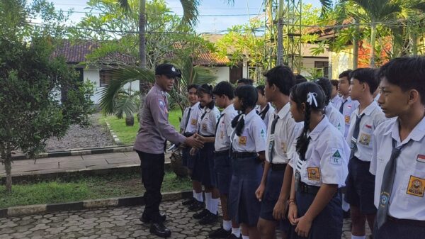 Penyuluhan Bhabinkamtibmas di Pengambengan, Fokus pada Pelajar Positif