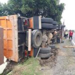 Ganti Ban Berujung Petaka, Truk Fuso Terguling Timpa Pagar di Boyolali