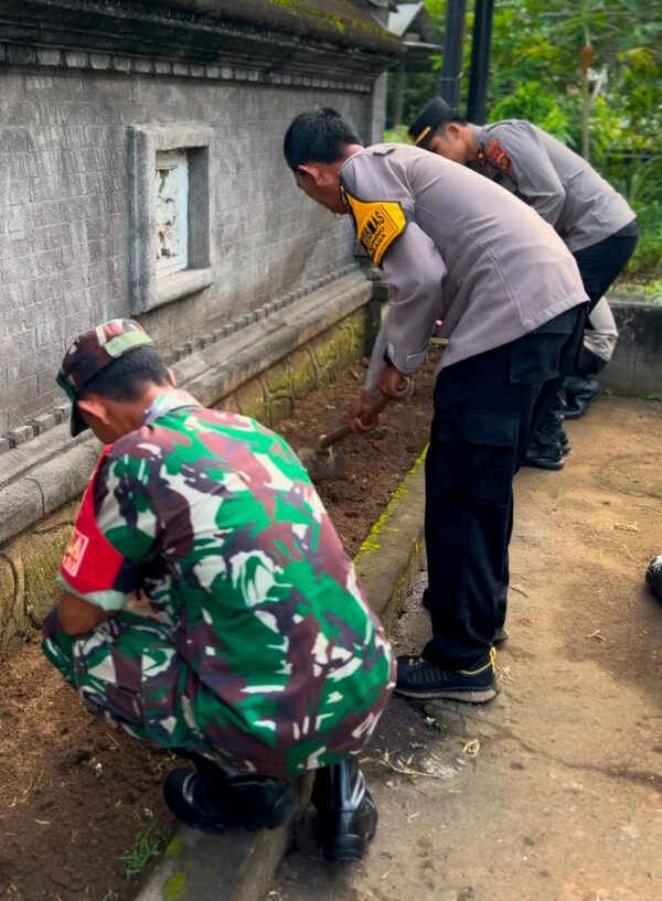 Polsek Kota Jembrana Bagikan Bibit Tanaman untuk Perkuat Ketahanan Pangan