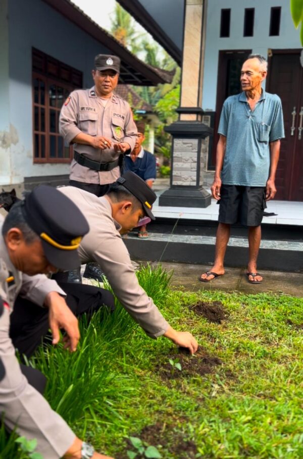 Warga Yeh Kuning Terima Bibit Cabai dan Terong dari Polsek