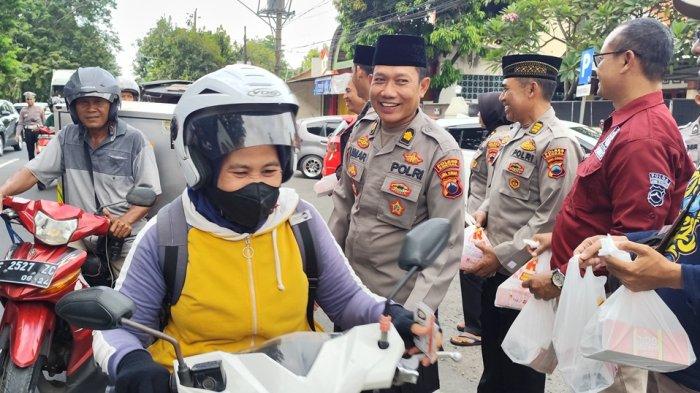 Polres Kendal Bagikan Takjil, Emak-emak Malah Panik dan Keluarkan SIM